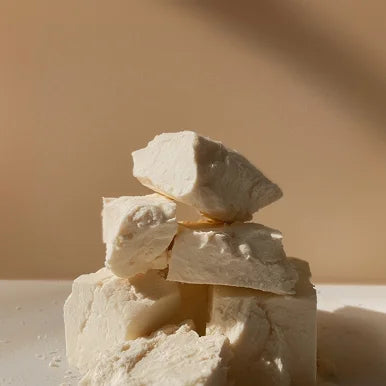 AlmaSkin Bio Rindertalg Blöcke auf Tisch gestapelt.